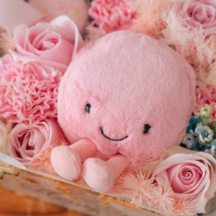 Cozy Bloom – Macaron and Fresh Flower Hamper