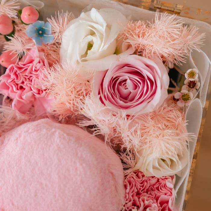 Cozy Bloom – Macaron and Fresh Flower Hamper