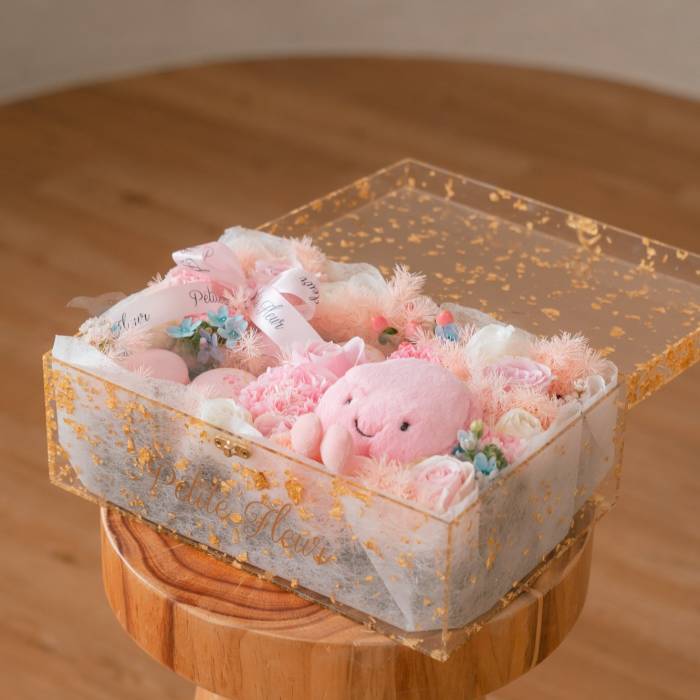 Cozy Bloom – Macaron and Fresh Flower Hamper