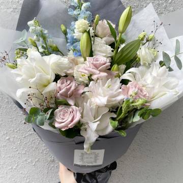 White Lily and Menta Rose Bouquet
